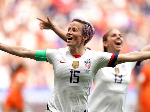 Megan Rapinoe aus den USA jubelt über das Tor zum 1:0.
