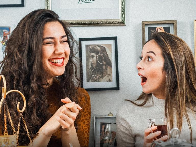 Die Moderatorinen des Chai Society Podcasts.