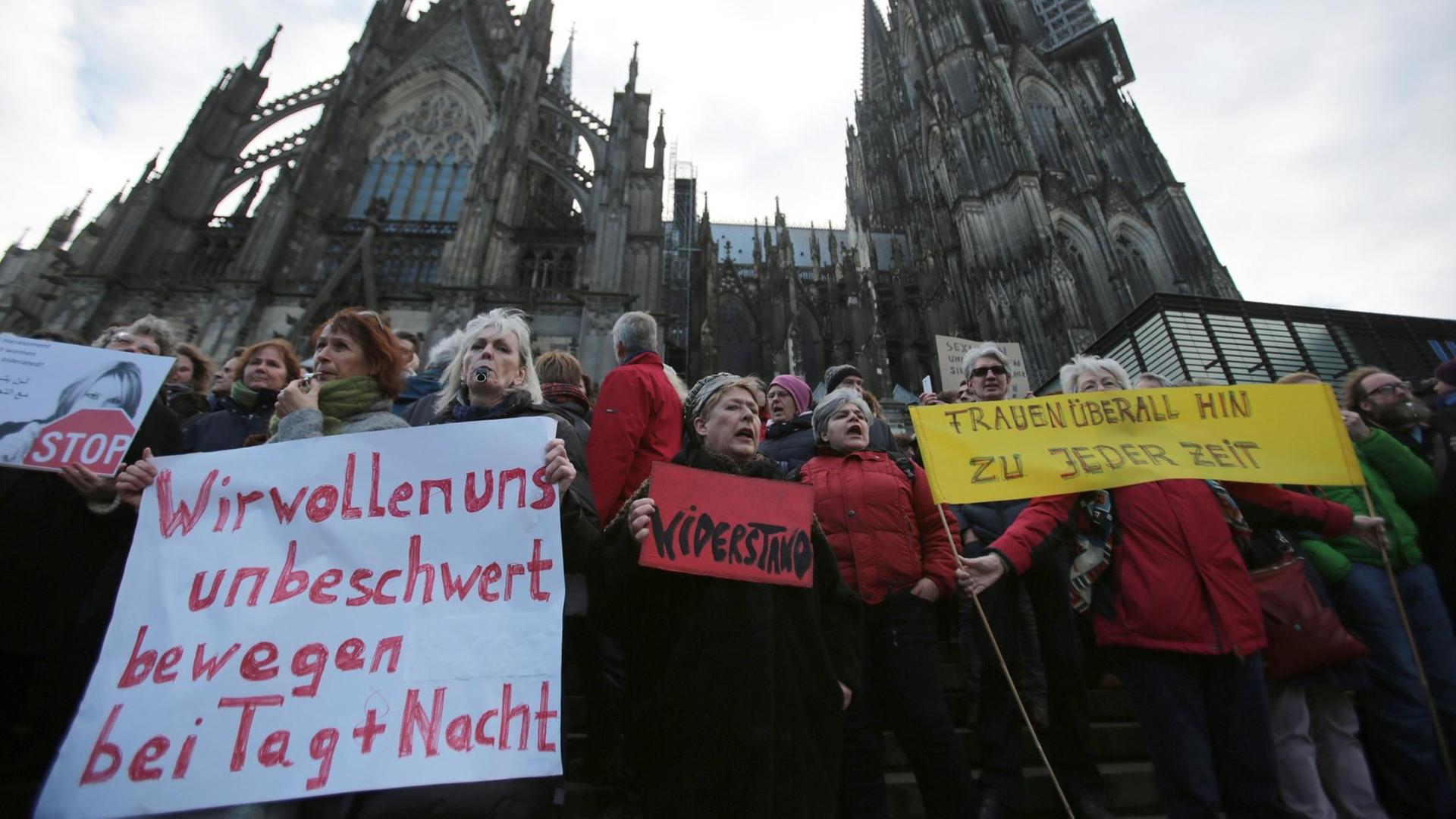 Eine Demonstration vor dem Kölner Dom gegen Rassismus und Sexismus nach den sexuellen Übergriffen in der Silvesternacht.