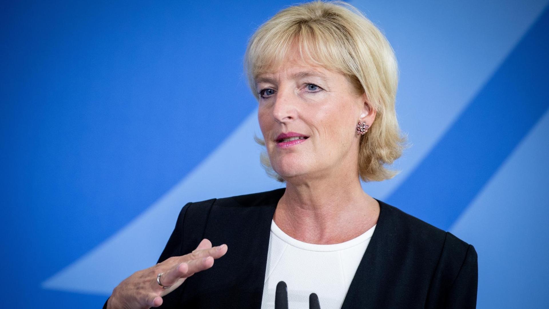 Christiane Woopen spricht bei einer Pressekonferenz