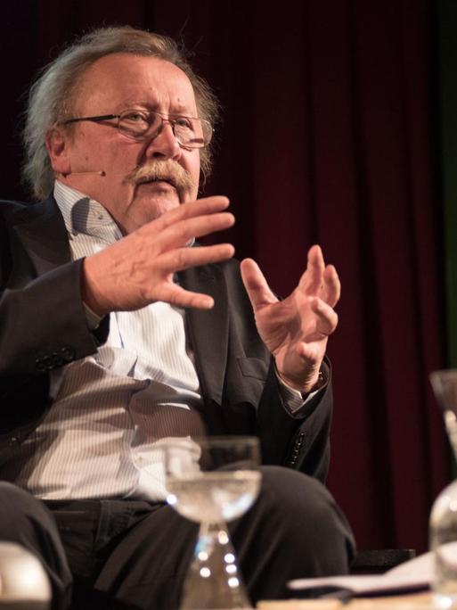 Sloterdijk im Roten Salon der Volksbühne.