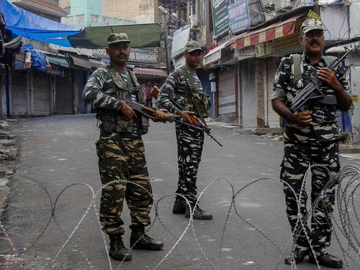 Indische Soldaten vor dem Freitagsgebet in Jammu im Bundesstaat Jammu und Kaschmir.