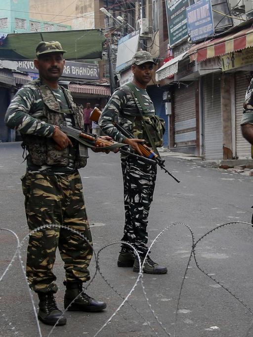 Indische Soldaten vor dem Freitagsgebet in Jammu im Bundesstaat Jammu und Kaschmir.