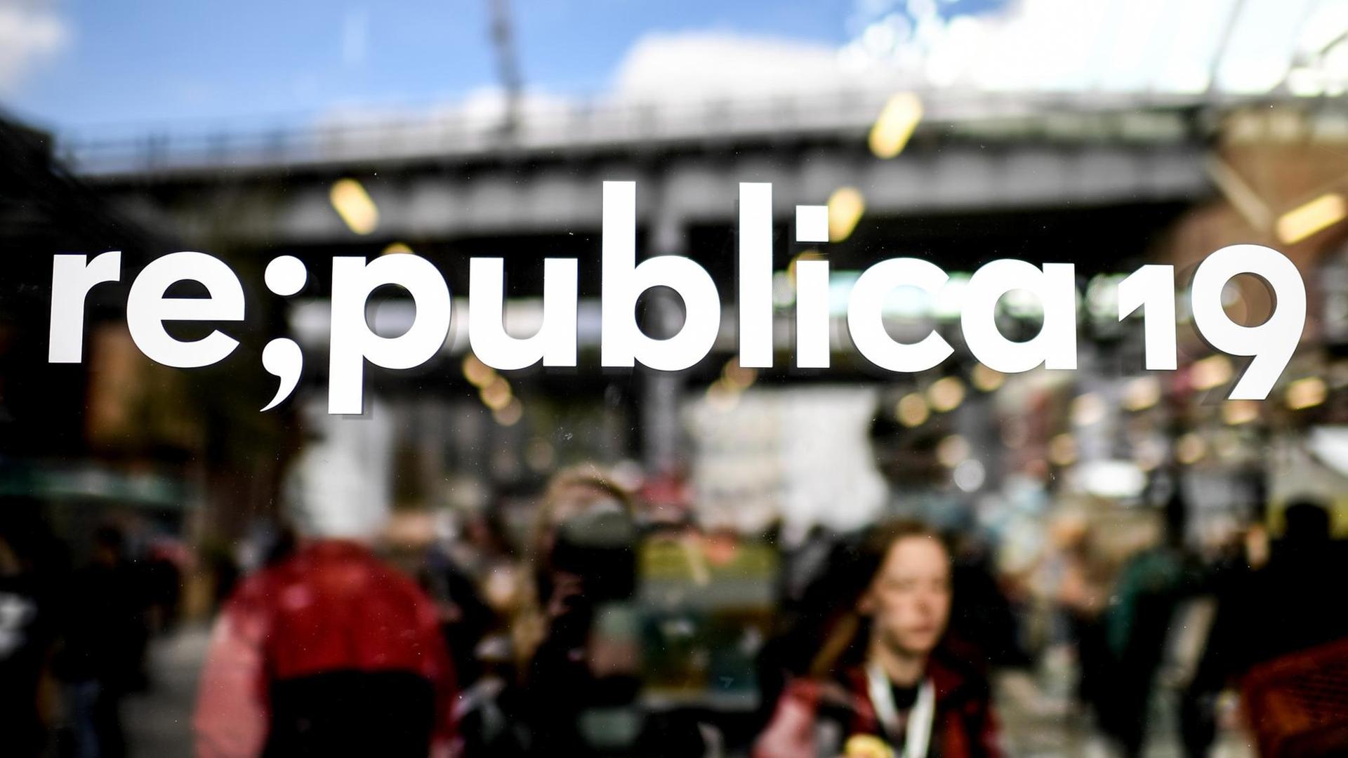 Der Schriftzug "re;publica 19" steht auf einer Scheibe bei der Internetkonferenz.