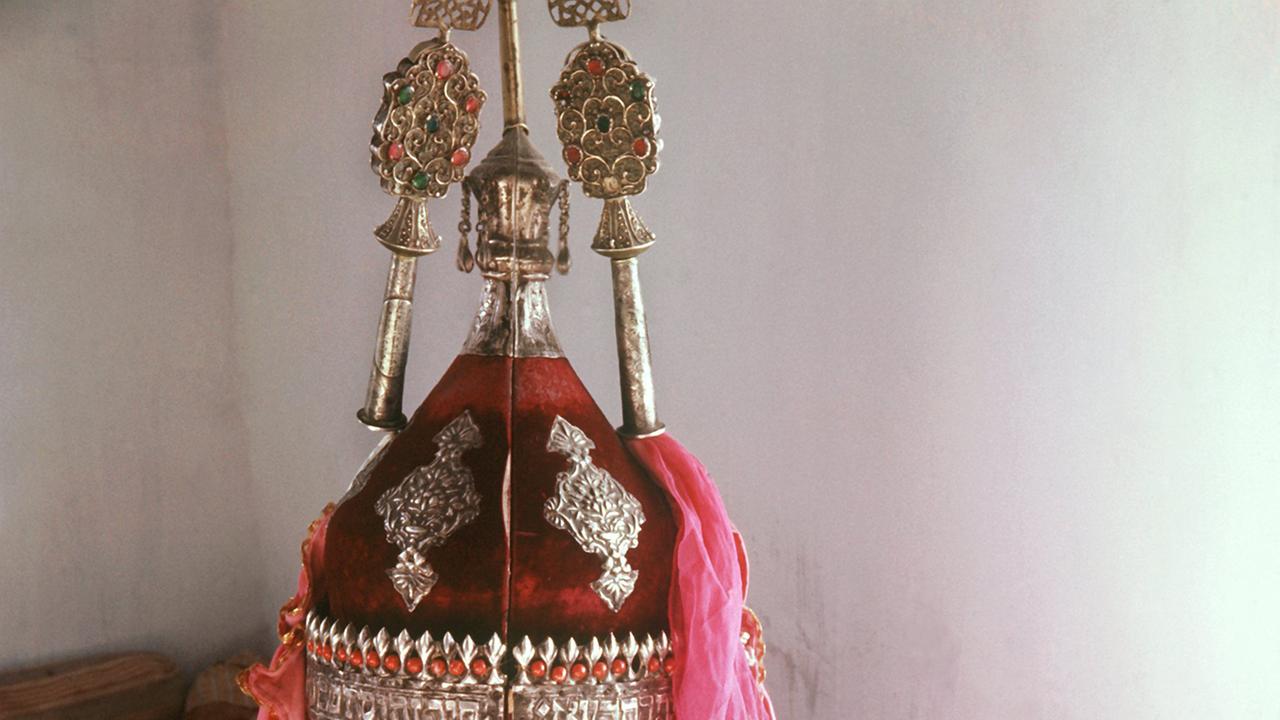 Ein kunstvoll gefertigter Behälter für Gesetzestafeln der Sephardim. Sephardim werden die Juden genannt, die 1492 Spanien verlassen mussten. Ein kunstvoll gefertigter Behälter für Gesetzestafeln der Sephardim. Sephardim werden die Juden genannt, die 1492 Spanien verlassen mussten.
