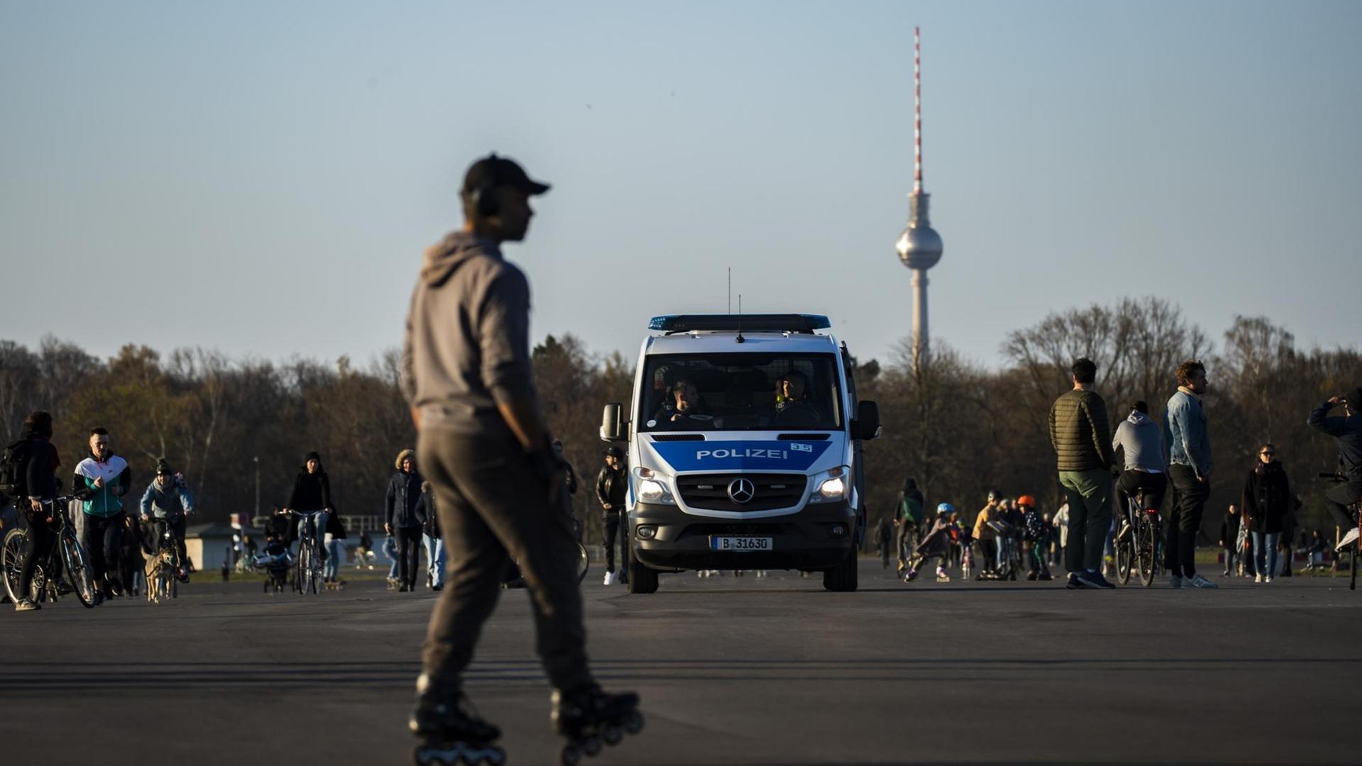 Die Polizei in Berlin kontrolliert die Abstandsregelungen auf dem Tempelhofer Feld.