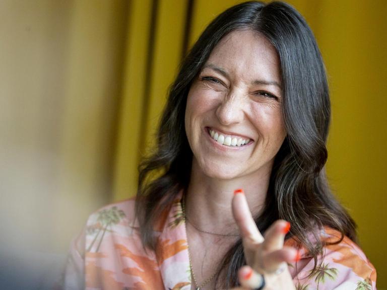 Charlotte Roche, Autorin, bei einem Interview mit der Deutschen Presse-Agentur anlässlich ihres neuen Beziehungspodcasts "Paardiologie" in einem Konferenzzentrum in Berlin-Mitte