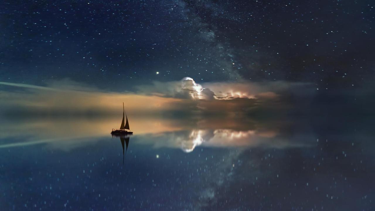 Das Bild zeigt ein Schiff, das in der Dämmerung einigen Wolken entgegenfährt. Der Sternenhimmel spiegelt sich im Wasser. Das Bild zeigt ein Schiff, das in der Dämmerung einigen Wolken entgegenfährt. Der Sternenhimmel spiegelt sich im Wasser.