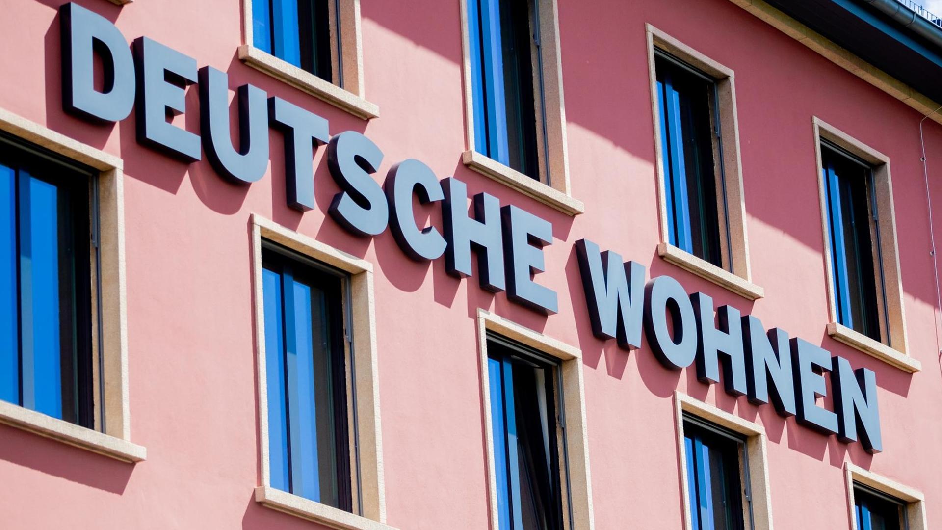 Die Fassade der Zentrale der börsennotierten Wohnungsgesellschaft Deutsche Wohnen SE in Berlin.