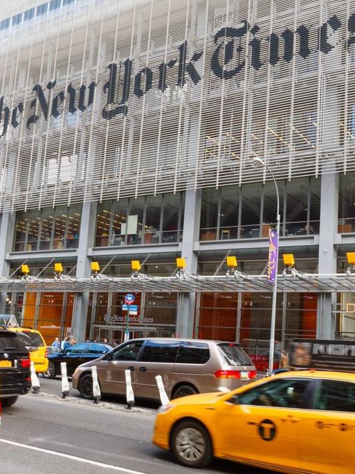 Der Gebäude der "New York Times" in Manhattan - mit gelben Taxen im Vordergrund.