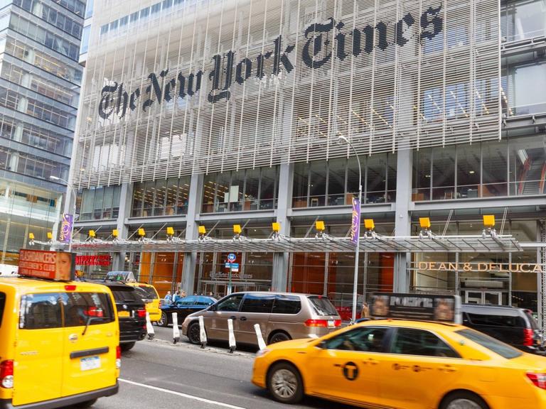 Der Gebäude der "New York Times" in Manhattan - mit gelben Taxen im Vordergrund.