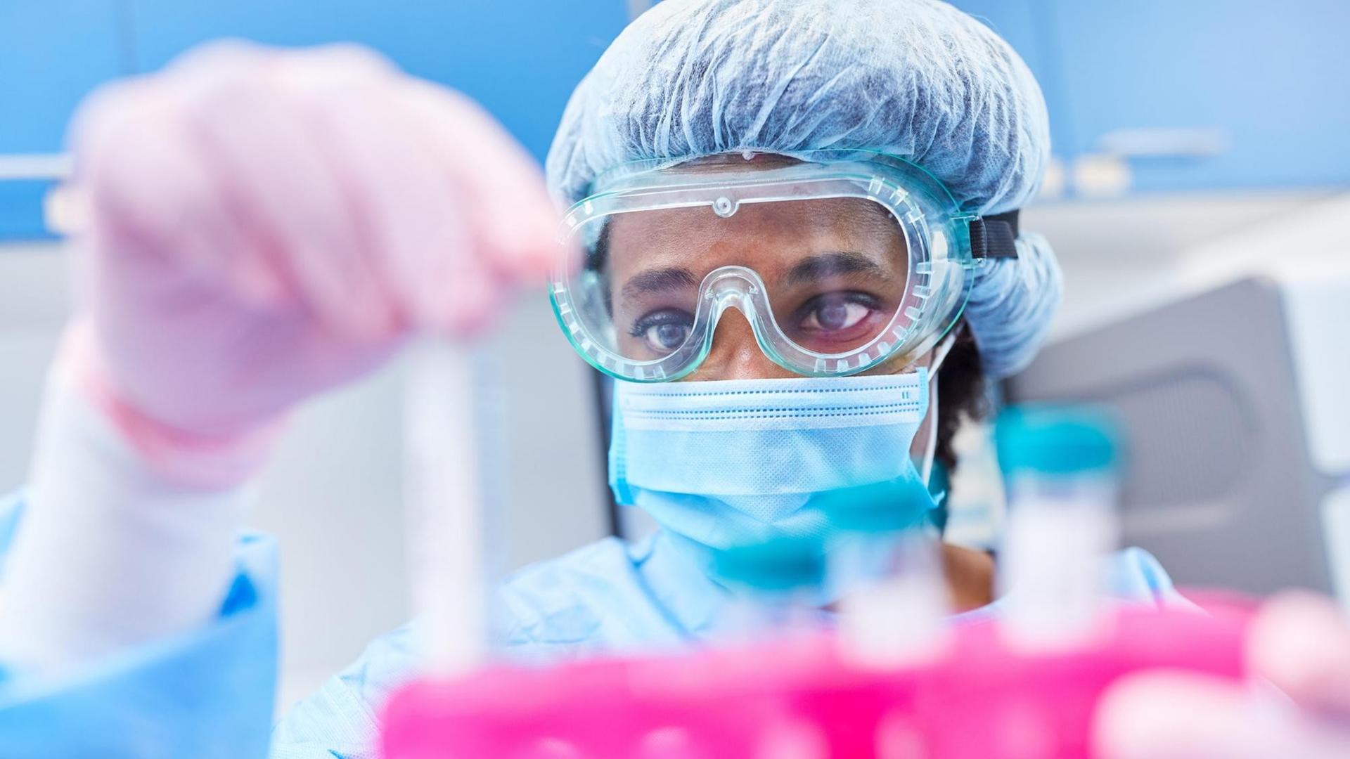 Ein Mediziner untersucht Covid-19-Proben im Labor auf Mutationen und Gensequenzen