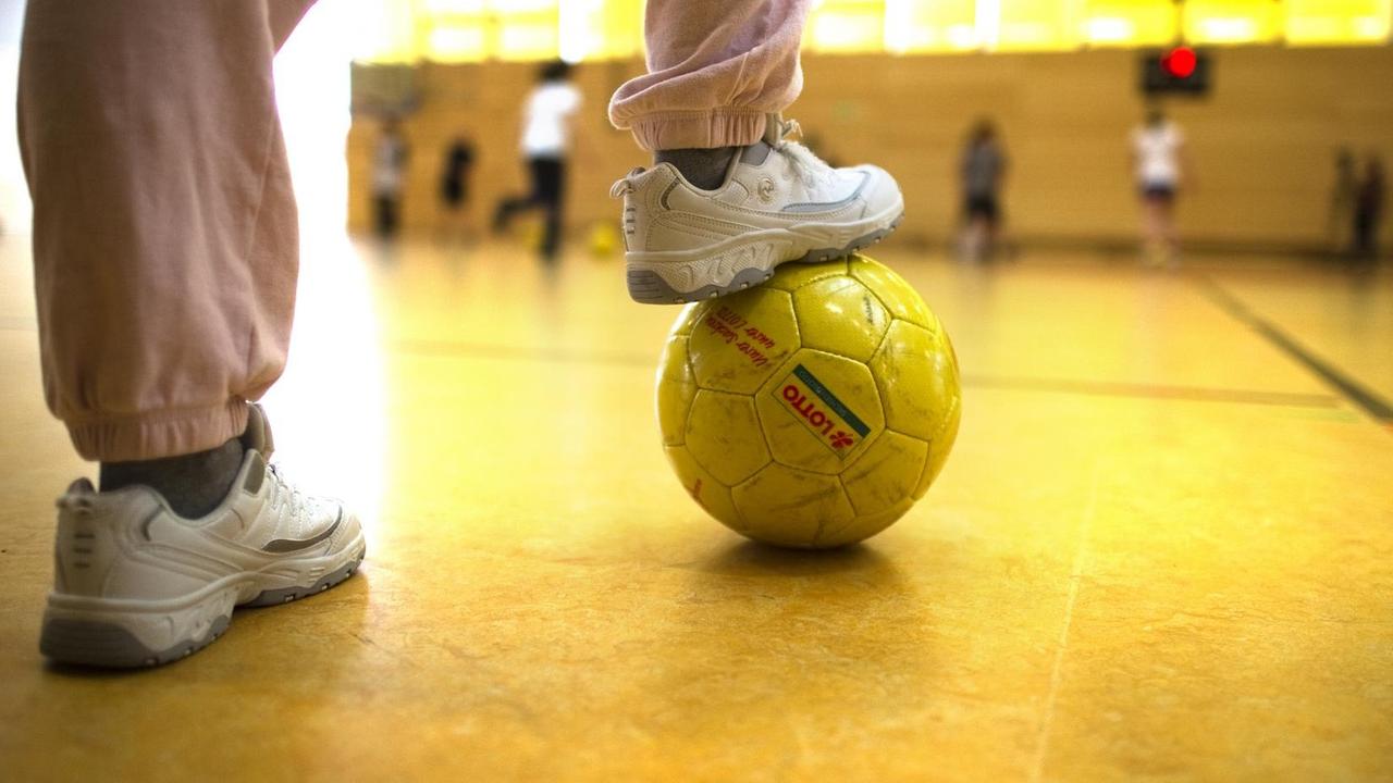 Kinder in einer Turnhalle - der LSB Rheinland-Pfalz stellt Forderungen an die Politik.
