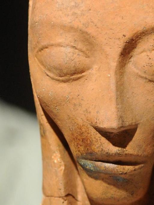 Eine Besucherin betrachtet die Skulptur "Schwangere" aus dem Jahr 1918 von Emy Roeder in der Ausstellung "Unsere Moderne" 2011 in der Staatlichen Kunsthalle Karlsruhe