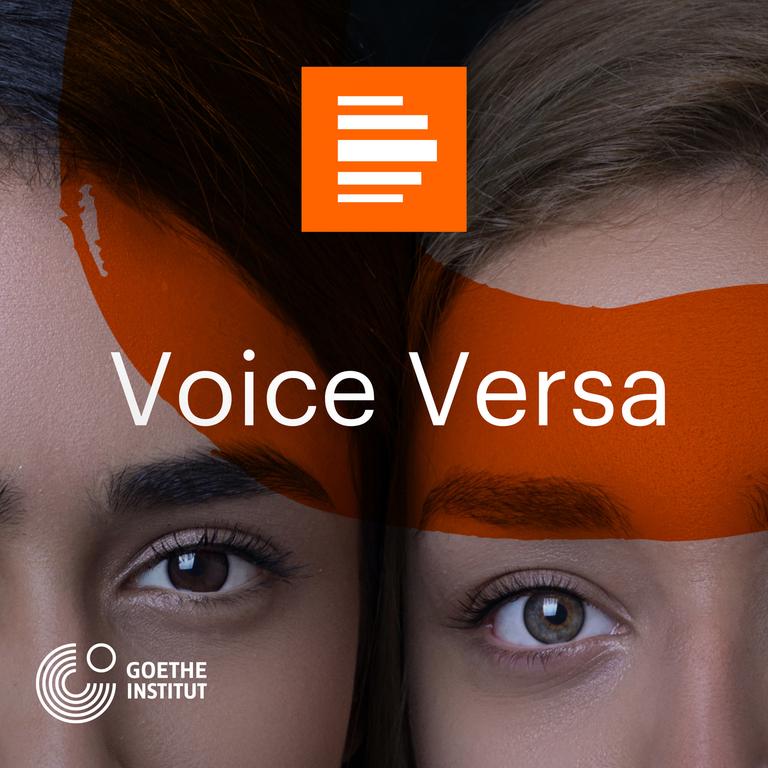 Das Podcast-Logo von "Voice Versa" zeigt zwei Gesichter nebeneinander im Anschnitt, sodass nur jeweils ein Auge zu sehen ist. Im Vordergrund ist ein halbtransparenter Pinselstrich in Orange zu sehen, darüber ist "Voice Versa" zu lesen.