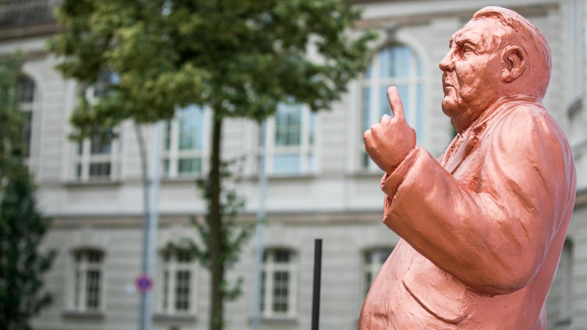 15.06.2018, Berlin: Die Initiative Neue Soziale Marktwirtschaft stellt vor dem Bundeswirtschaftsministerium eine Figur von Ludwig Erhard, dem Vater des "deutschen Wirtschaftswunders" und der Sozialen Marktwirtschaft, auf.