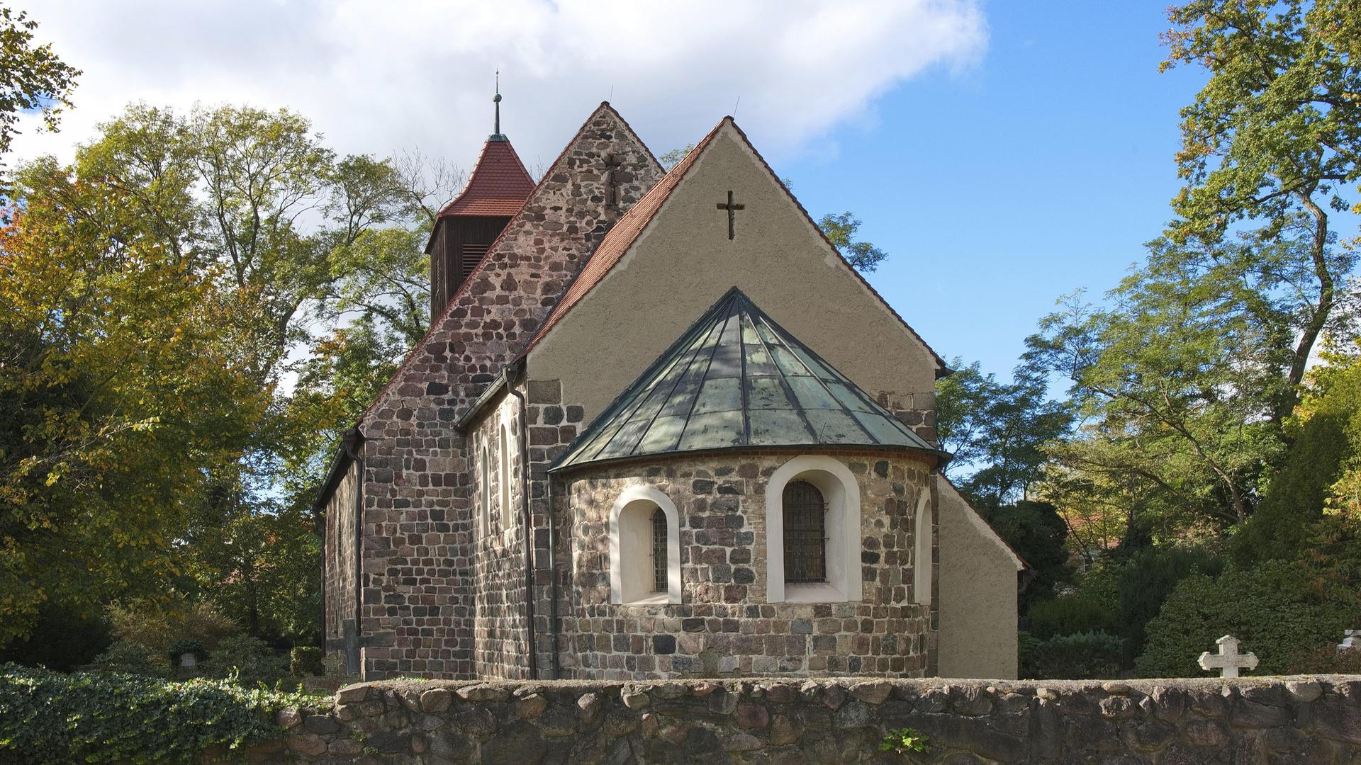 Rückansicht der Dorfkirche Stahnsdorf, Landkreis Potsdam-Mittelmark.