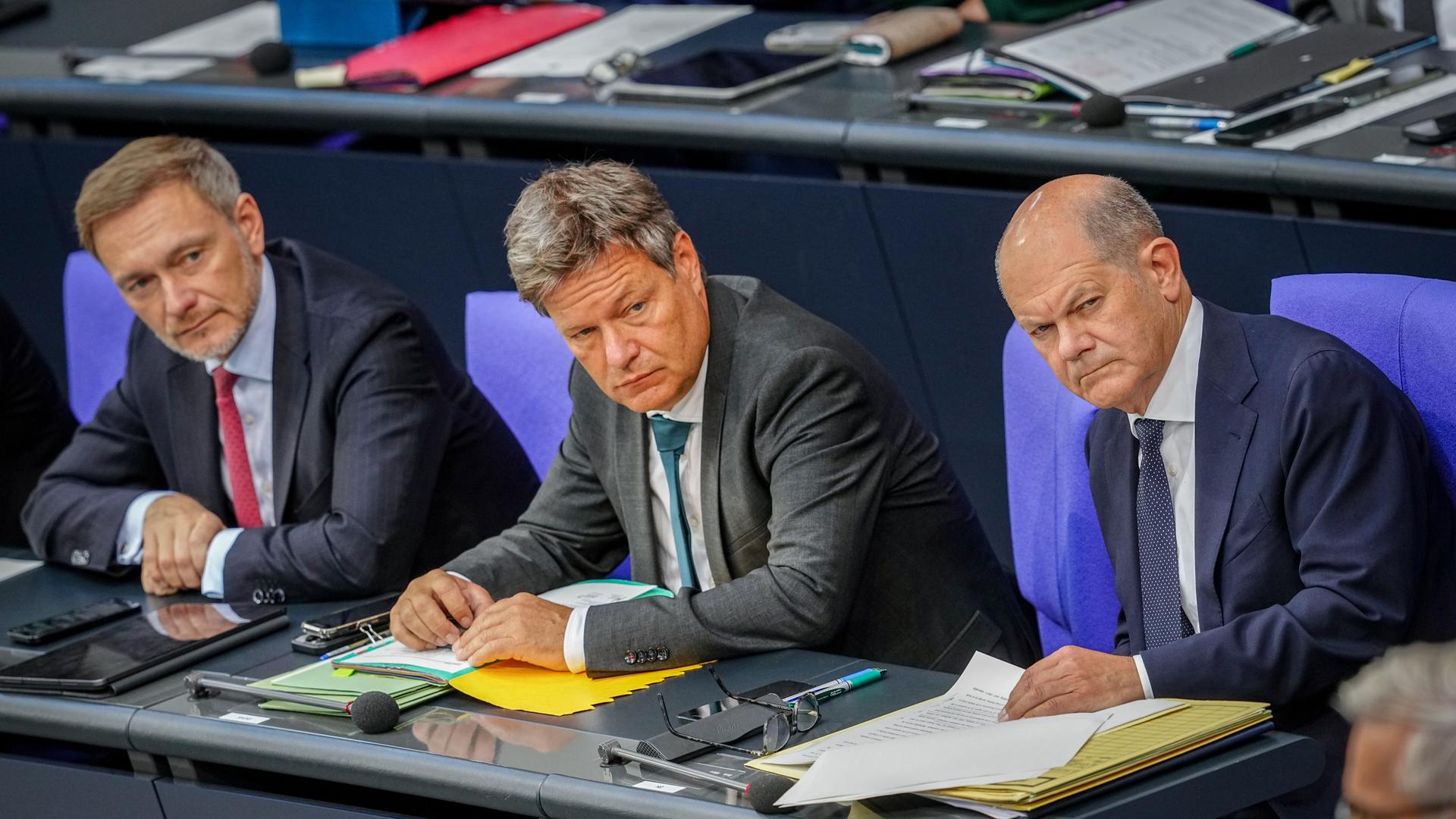 Ampelpolitiker: Christian Lindner (l-r, FDP), Bundesminister der Finanzen, Robert Habeck (Bündnis 90/Die Grünen), Bundesminister für Wirtschaft und Klimaschutz, und Bundeskanzler Olaf Scholz (SPD) im Juni 2024 bei einer Sitzung des Bundestags.