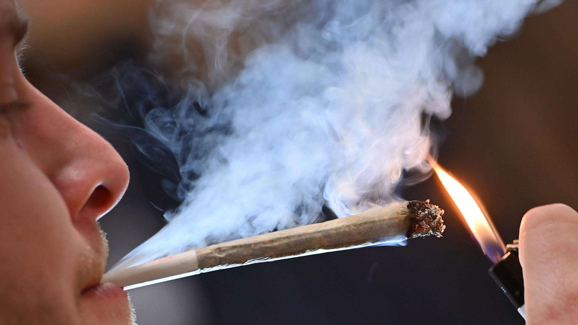 Die Teillegalisierung von Cannabiskonsum ist entschieden, doch die Diskussion über die Folgen für Jugendliche reißt nicht ab.