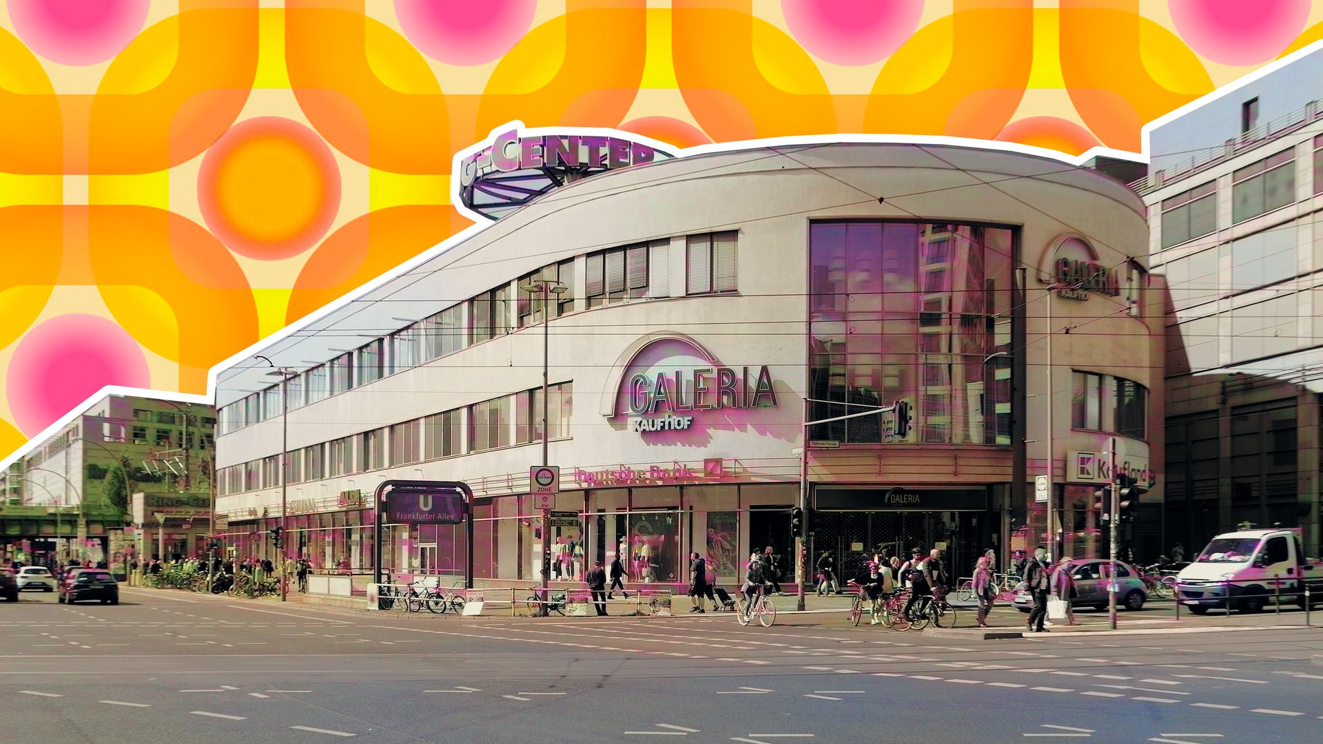 Das Ring-Center in Berlin ist frontal zu sehen. Darauf steht: Galeria Kaufhof. Die Form des Gebäudes ist rund, wir schauen auf den Eingang. Die Filiale ist ausgeschnitten und vor einen Hintergrund gelegt, der an eine Retro-Tapete aus den 70ern erinnert Das Ring-Center in Berlin ist frontal zu sehen. Darauf steht: Galeria Kaufhof. Die Form des Gebäudes ist rund, wir schauen auf den Eingang. Die Filiale ist ausgeschnitten und vor einen Hintergrund gelegt, der an eine Retro-Tapete aus den 70ern erinnert