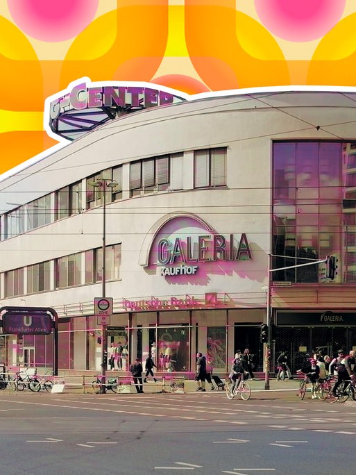 Das Ring-Center in Berlin ist frontal zu sehen. Darauf steht: Galeria Kaufhof. Die Form des Gebäudes ist rund, wir schauen auf den Eingang. Die Filiale ist ausgeschnitten und vor einen Hintergrund gelegt, der an eine Retro-Tapete aus den 70ern erinnert