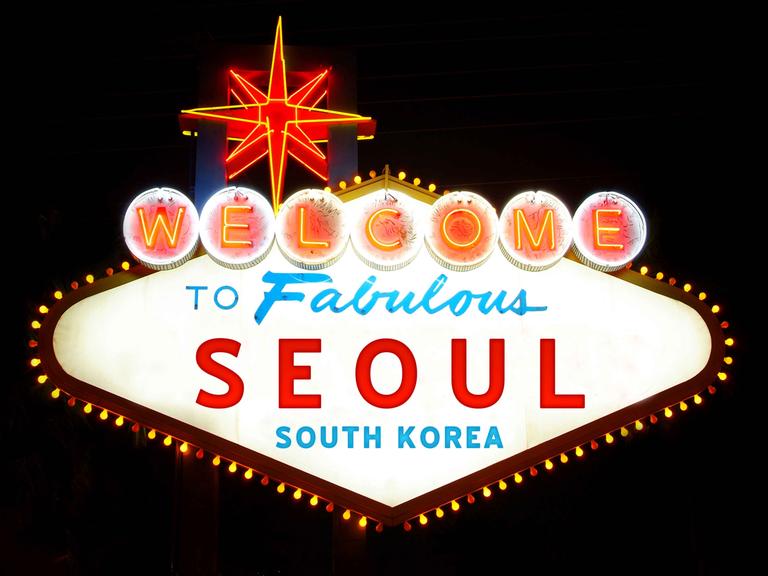 Ein blinkendes Schild mit der Aufschrift "Welcome to fabulous Seoul"