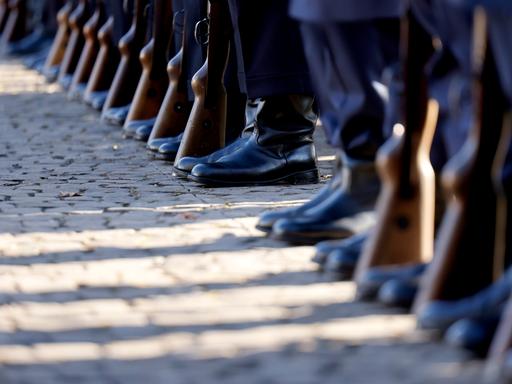 Soldaten der Bundeswehr stehen in Reih und Glied während des Besuchs von Finnlands Präsident Sauli Niinistö bei Bundespräsident Frank-Walter Steinmeier (SPD) in Bonn.