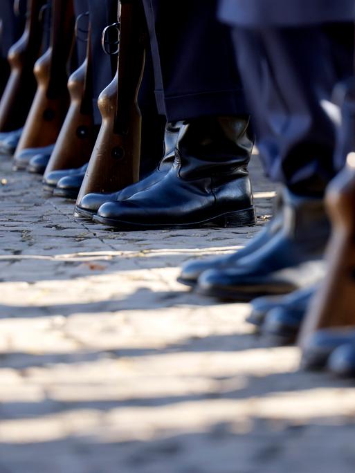 Soldaten der Bundeswehr stehen in Reih und Glied während des Besuchs von Finnlands Präsident Sauli Niinistö bei Bundespräsident Frank-Walter Steinmeier (SPD) in Bonn.