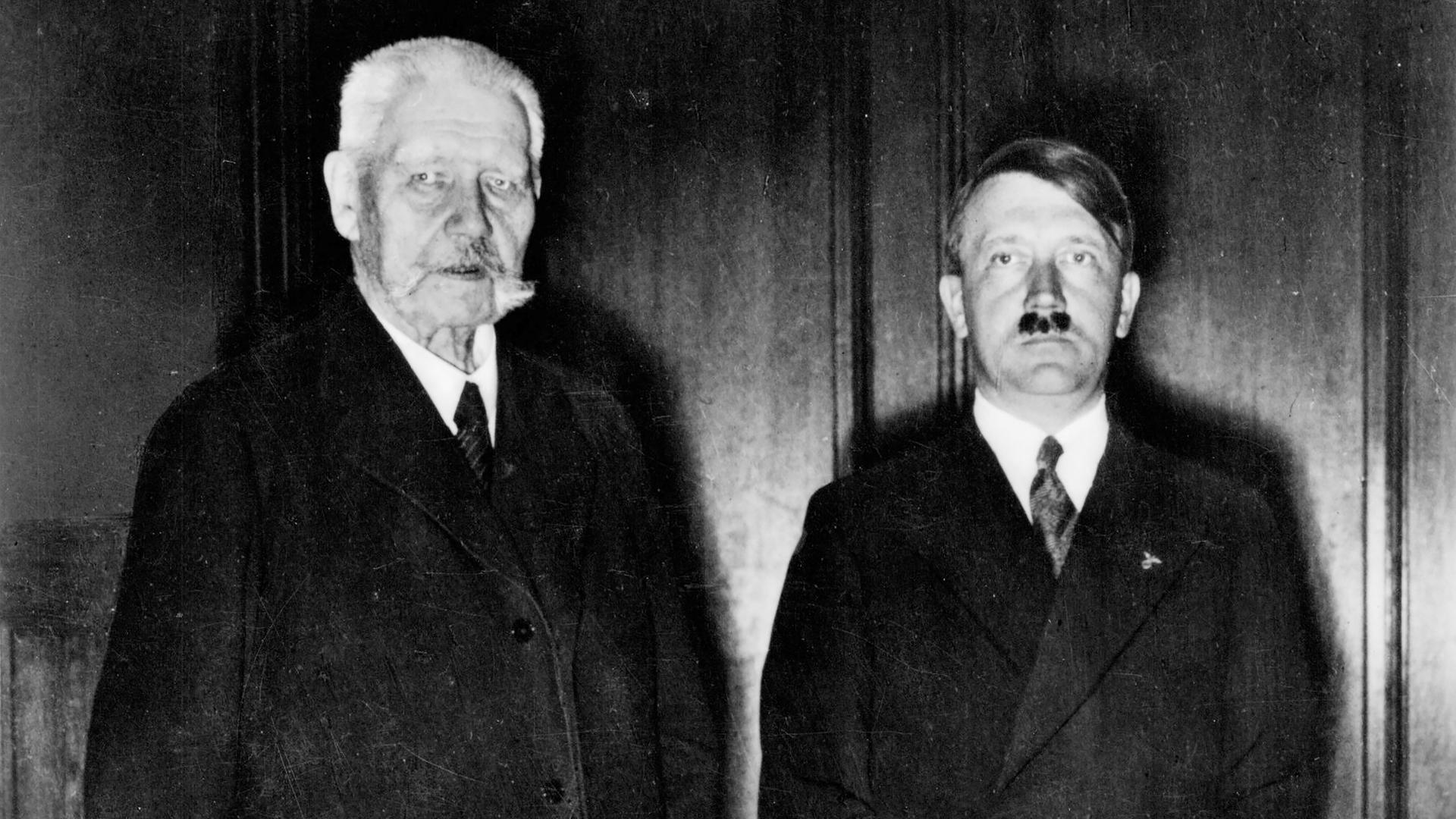 Generalfeldmarschall und Reichspräsident Paul von Hindenburg und Adolf Hitler nach dessen Ernennung zum Reichskanzler am 30. Januar 1933.