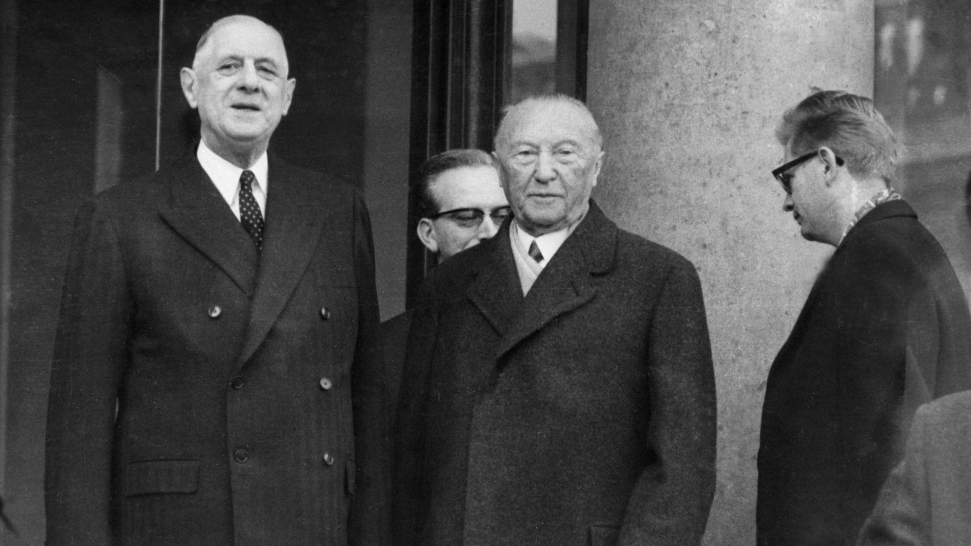 Der französische Staatspräsident Charles de Gaulle (l) empfängt den deutschen Bundeskanzler Konrad Adenauer in Paris vor dem Elysee-Palast. 