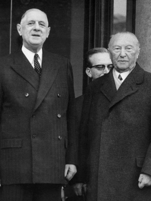 Der französische Staatspräsident Charles de Gaulle (l) empfängt den deutschen Bundeskanzler Konrad Adenauer in Paris vor dem Elysee-Palast. 