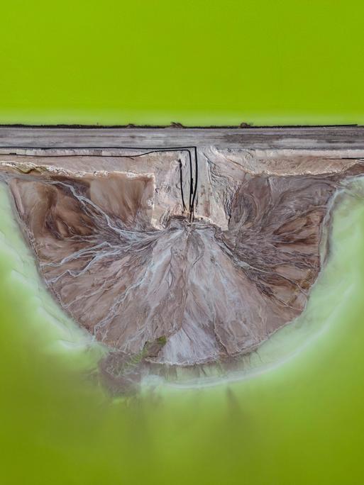 Umgeben von grün scheinender Salzlake wird in Chile Lithium verarbeitet.