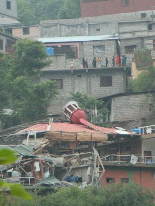 Zerstörte Bilal-Moschee im von Pakistan verwalteten Teils Kashmirs