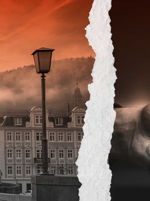 Zwei Bilder, geteilt durch einen Riss: Links Heidelberg, rot eingefärbt, rechts eine männliche blutverschmierte Hand, die ein Messer hält.
