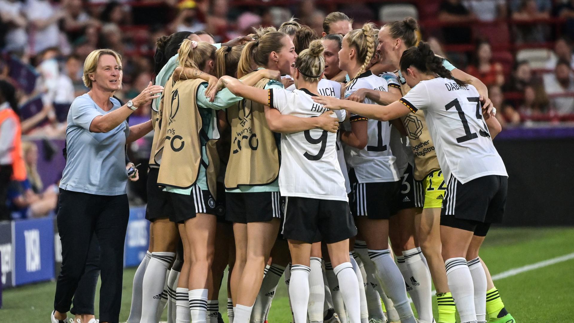 Die deutsche Nationalmannschaft jubelt nach dem 2:0 im EM-Spiel gegen Spanien im Brentford Community Stadium. Die deutsche Nationalmannschaft jubelt nach dem 2:0 im EM-Spiel gegen Spanien im Brentford Community Stadium.
