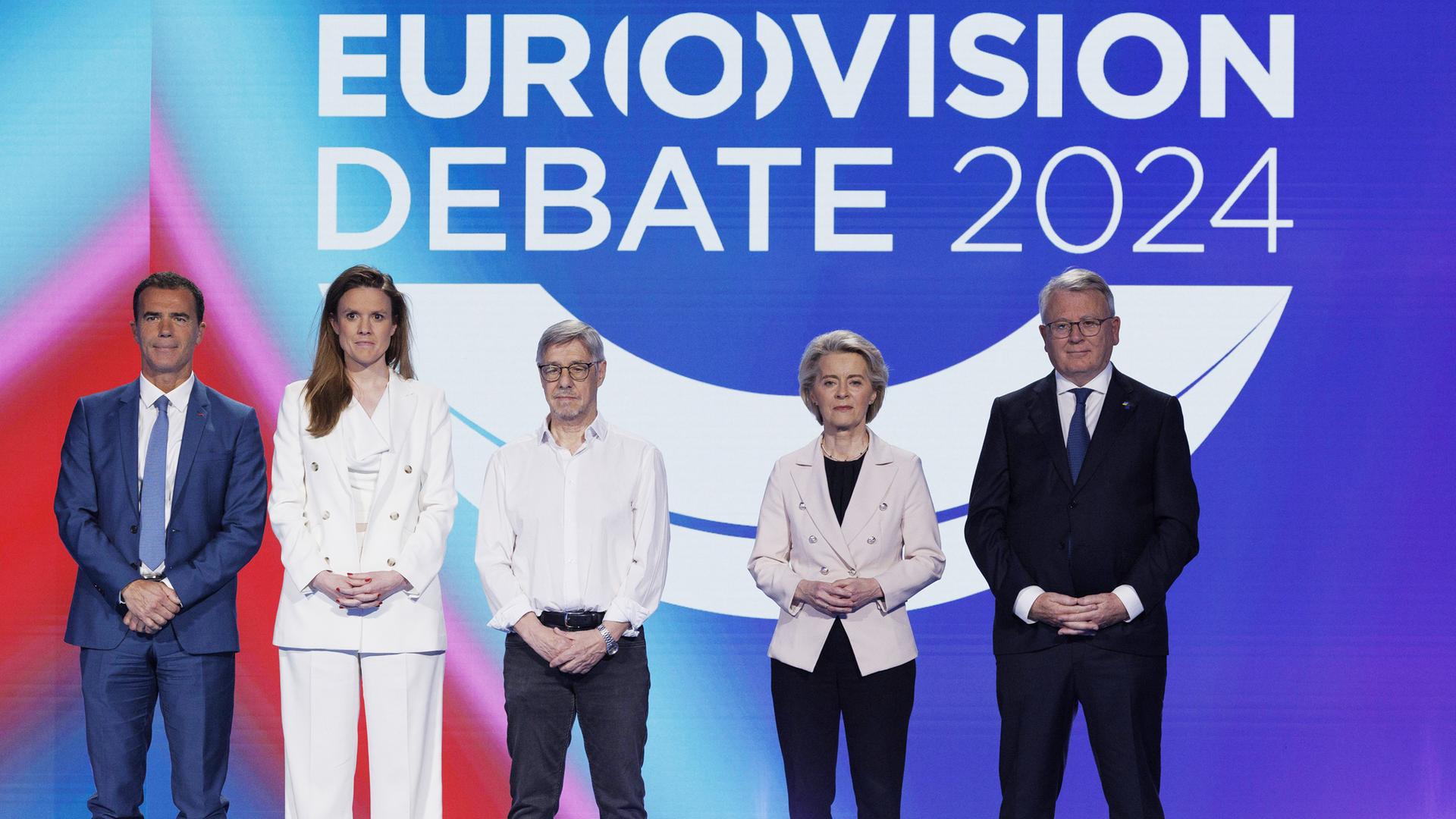 Der italienische Europaabgeordnete Sandro Gozi, die deutsche Europaabgeordnete Terry Reintke, der österreichische Europaabgeordnete Walter Baier, die Präsidentin der Europäischen Kommission Ursula Von der Leyen und der EU-Kommissar für Beschäftigung und soziale Rechte Nicolas Schmit posieren für den Fotografen während der Eurovisionsdebatte zwischen den Spitzenkandidaten für die EU-Kommissionspräsidentschaft, 23. Mai 2024, in Brüssel.
