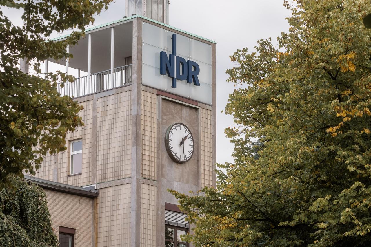 Der Schriftzug NDR steht an einem Turm des NDR an der Rothenbaumchaussee Der Schriftzug NDR steht an einem Turm des NDR an der Rothenbaumchaussee