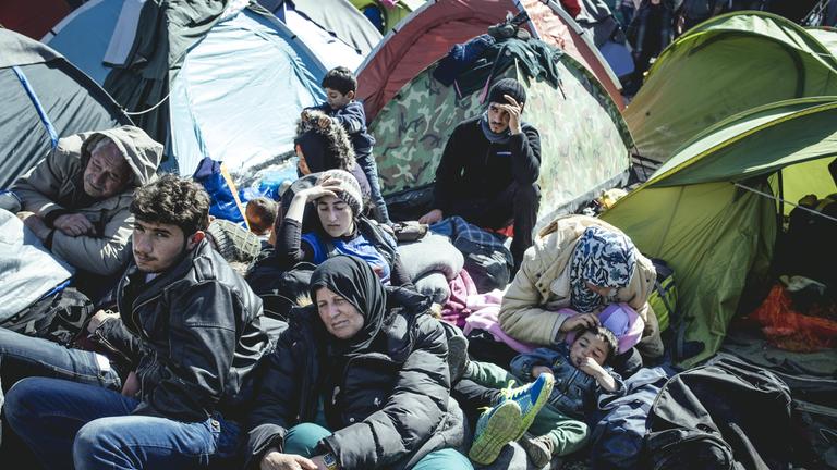 Wartende Flüchtlinge lagern an der griechisch-mazedonischen Grenze in unmittelbarer Nähe des Checkpoints, Idomeni, Zentralmakedonien, Griechenland. Wartende Flüchtlinge lagern an der griechisch-mazedonischen Grenze in unmittelbarer Nähe des Checkpoints, Idomeni, Zentralmakedonien, Griechenland.