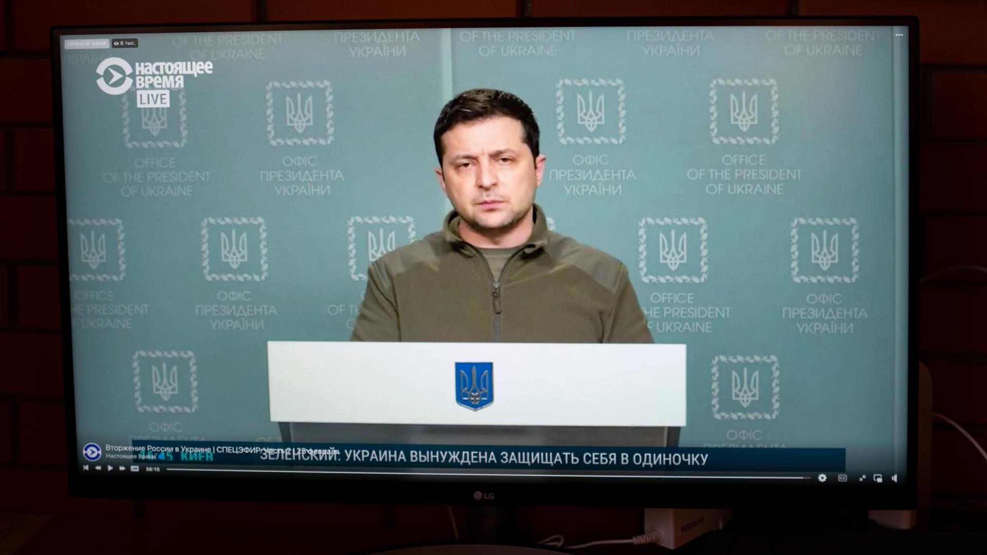 Der ukrainische Präsident Selensky in einer Videobotschaft auf einem Computerbildschirm.