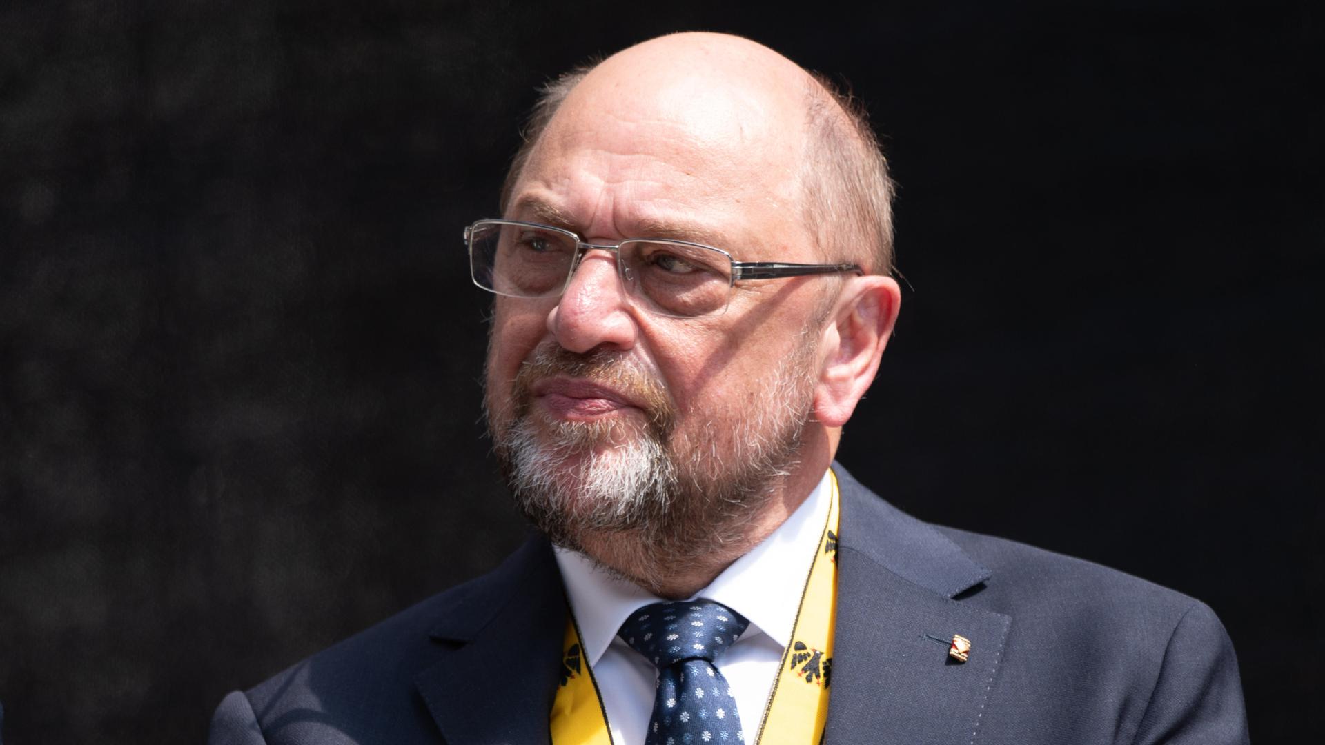 Martin Schulz; SPD, ehemaliger Präsident des EU-Parlaments bei der Verleihung des Internationalen Karlspreises der Stadt Aachen mit dunklem Anzug vor schwarzem Hintergrund.