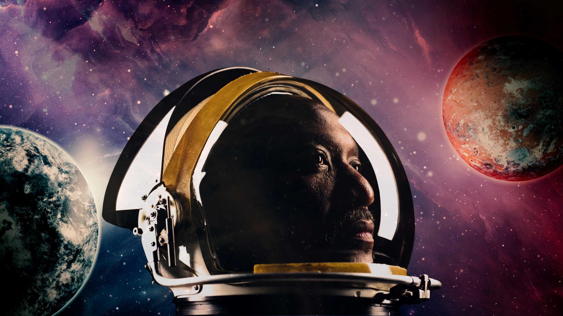 Mann mit Astronautenhelm, im Hintergrund Weltall-Illustration mit Planeten