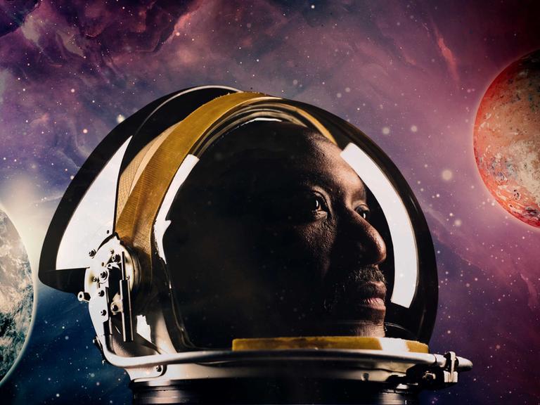 Mann mit Astronautenhelm, im Hintergrund Weltall-Illustration mit Planeten