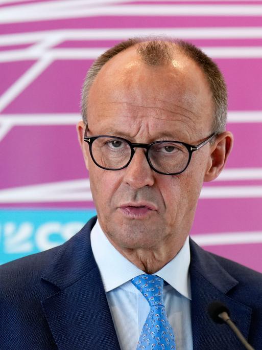 Friedrich Merz bei einem Pressetermin im Reichstagsgebäude am 5. Juli. Der 68-Jährige mit Brille, kurzem Haar und Halbglatze schaut in die Kamera. Im Hintergrund ist ein Logo von CDU und CSU zu sehen.