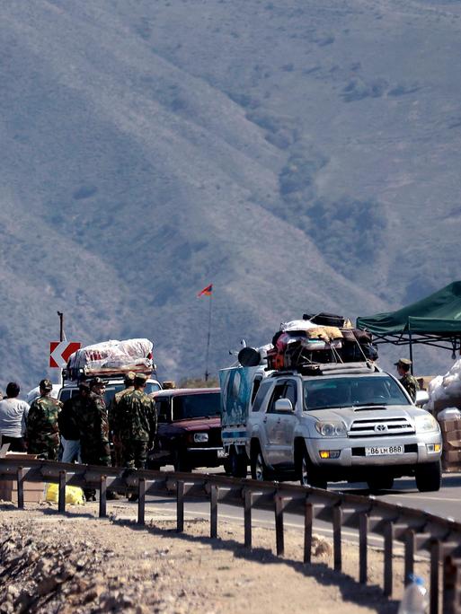Autos von aus Bergkarabach flieheneden Armeniern stauen sich auf der einzigen Straße nach Armenien.

