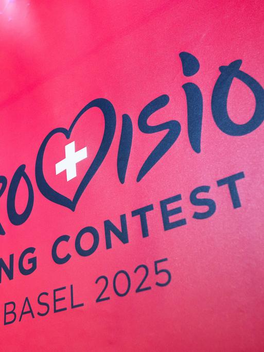 Das Logo des Eurovision Song Contest (ESC) 2025 ist auf einem Banner zu sehen. 