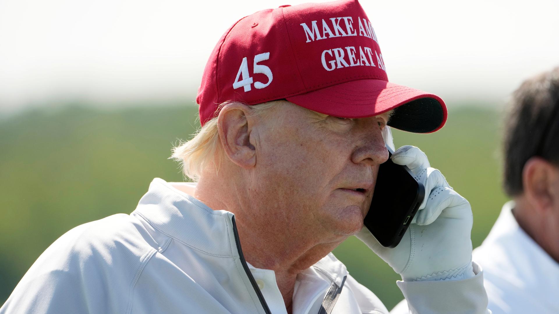 Donald Trump unterbricht das Golfspiel für ein Telefonat, am 25. Mai 2023. Donald Trump unterbricht das Golfspiel für ein Telefonat, am 25. Mai 2023.