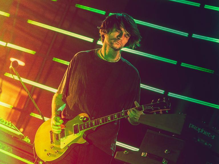 Am 23. Juni 2024 steht Jonny Greenwood mit seiner Band The Smile auf der Bühne des Auditoriums Parco della Musica Ennio Morricone.
