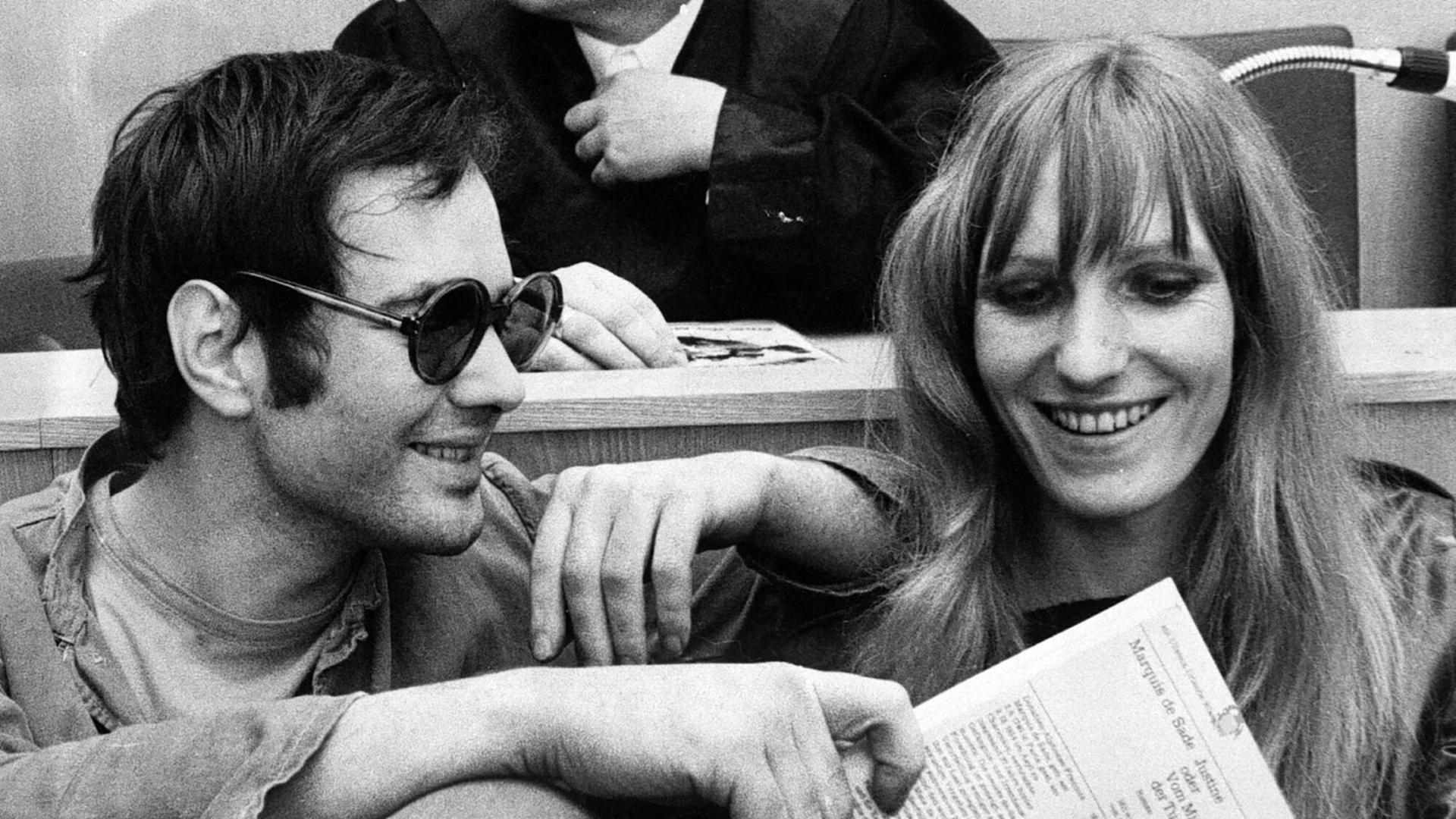 Schwarzweißbild: Andreas Baader (li.) und Gudrun Ensslin sitzen in der Anklagebank vor der Urteilsverkuendung im Brandstifter-Prozess in Frankfurt am 31. Oktober 1968. 