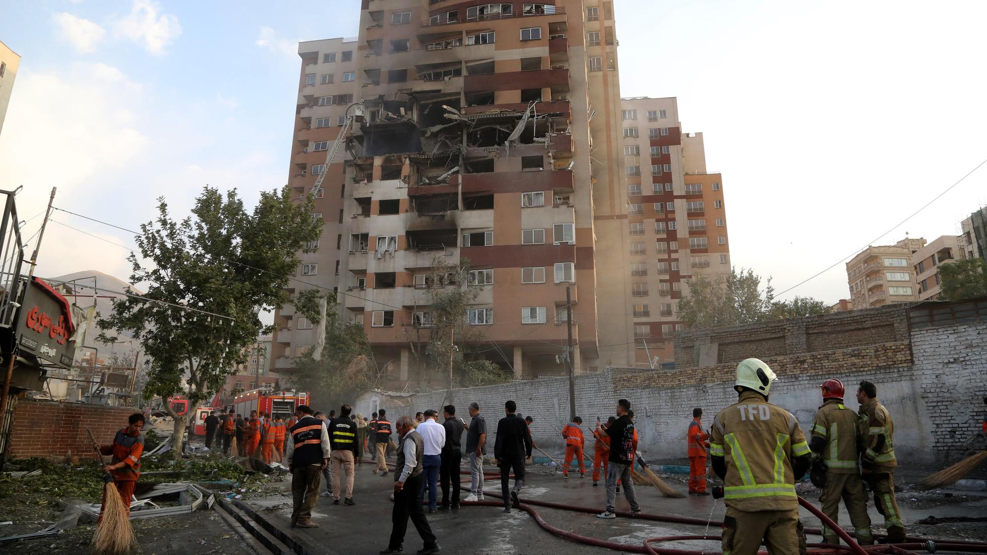 Aufräumarbeiten in Teheran nach dem Angriff Israels auf den Iran am 13. Juni 2025