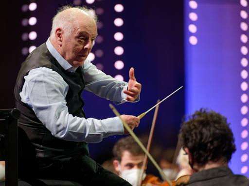 Der Dirigent Daniel Barenboim probt mit dem West-Eastern Divan Orchestra für das Festkonzert zum 250. Tauftag Ludwig van Beethovens. Das Konzert fand am 17.12.2020 ohne Publikum statt.